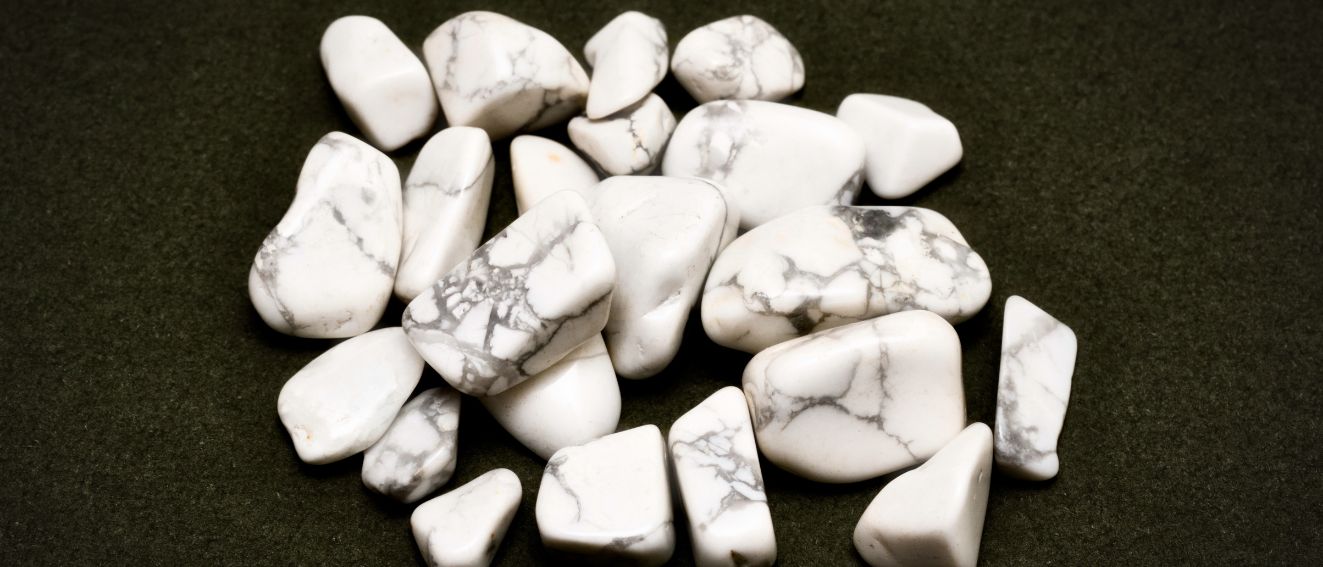 Howlite : Signification, Vertus et Propriétés - Explorez la Sérénité de cette Pierre Apaisante