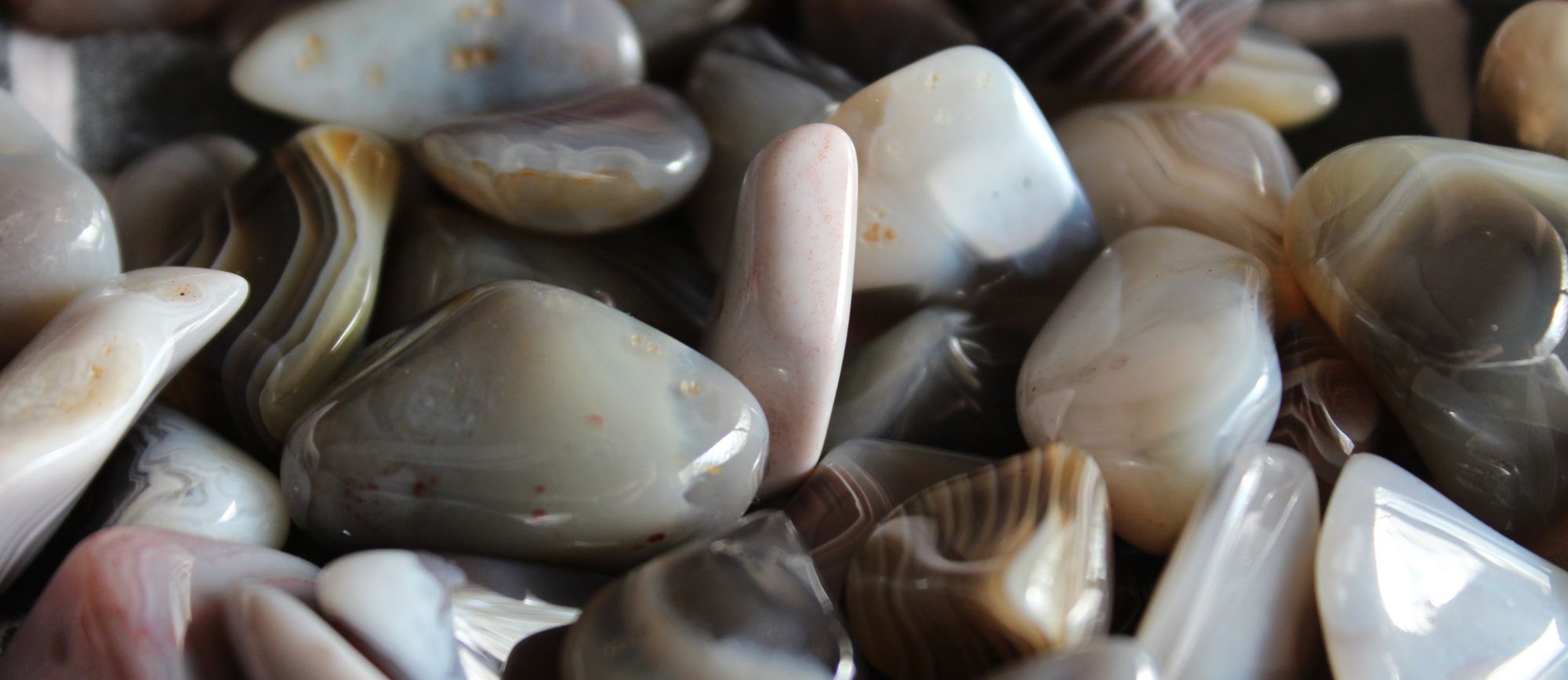 Agate : Signification, Vertus et Propriétés - Tout sur cette Pierre Équilibrante